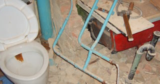 Профессиональный демонтаж перегородки ванной и туалета в Сарапуле - от 562 рублей